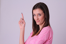 人差し指を立てる女性の画像
